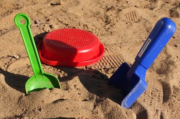Speelgoed in duinzand
