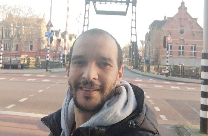 Mohamed maakt soep voor mensen die de deur niet uit kunnen