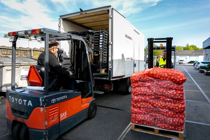 Voedselbank heftruck vrachtwagen