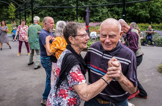 Ambtenaren van Amsterdam krijgen ruimte om vrijwilligerswerk te doen