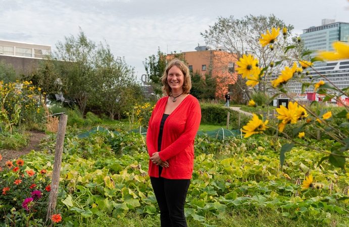 Astrid is vrijwilliger bij Voedseltuin IJplein: “Het is een beetje mijn leven geworden”