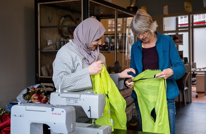 Nabila is vrijwilliger bij het Textiel Repair Café: “Dit is een nieuwe kans voor mij”