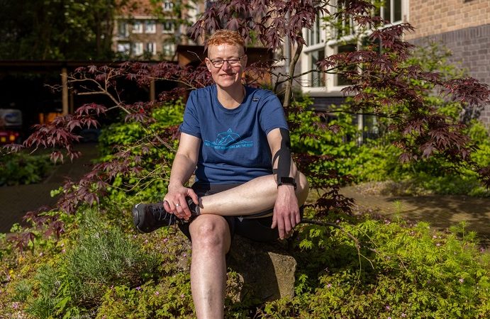 Vrijwilliger Daniella werkt in de tuin van De Horizon: “Buiten werken geeft voldoening”