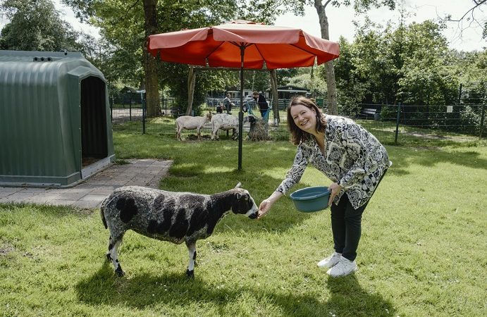 Gitta is vrijwilliger bij Kinderboerderij De Werf: “We zorgen voor de dieren én elkaar”
