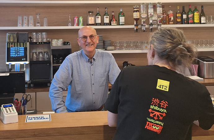 Bata is vrijwilliger in HvdW Buitenveldert: “Het voelt goed als mensen met een glimlach naar huis gaan”