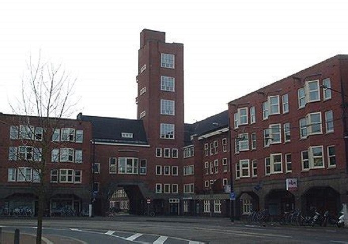 Amsterdammer with social welfare benefits starts volunteering in West