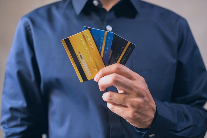 man met bankpassen in zijn hand